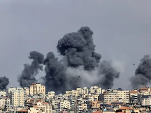 السلطات الإسرائيلية قطعت التيار الكهربائي وخدمات الاتصال بشكل كامل عن غزة