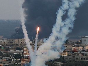 لحظة إطلاق صواريخ من قبل المقاومة الفلسطينية في قطاع غزة