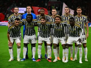 Juventus players pose before the Italian Serie A football match between Milan and Juventus at San Siro Stadium, in Milan on October 22, 2023. (Photo by Marco BERTORELLO / AFP)
