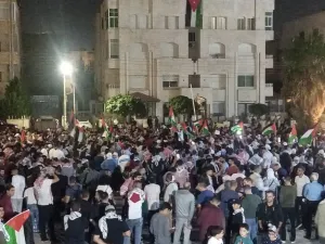 متظاهرون أردنيون قرب السفارة الإسرائيلية