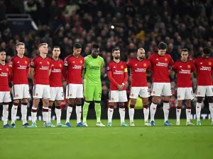 Manchester United's players observe a minute of silence in tribute of late Manchester United player Bobby Charlton who died at the age of 86, last weekend, ahead of the UEFA Champions League Group A football match between Manchester United and FC Copenhagen at Old Trafford, in Manchester, north-west England, on October 24, 2023. (Photo by Paul ELLIS / AFP)