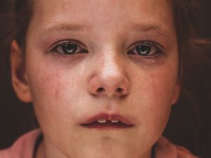 6 نصائح لتهدئة الطفل الذي فقد والدته