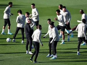 Paris Saint-Germain's players take part in a training session in Poissy, west of Paris, on October 24, 2023, on the eve of their UEFA Champions League football match against Milan AC. (Photo by FRANCK FIFE / AFP)