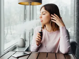 مخاطر تدخين السجائر الإلكترونية في الأماكن المغلقة 