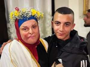 إسراء جعابيص تعانق ابنها الوحيد معتصم