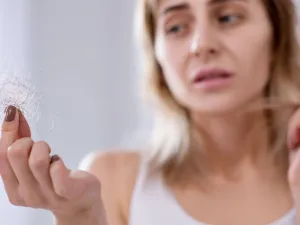 تفسير حلم تساقط الشعر عند لمسه