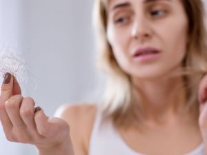 تفسير حلم تساقط الشعر عند لمسه