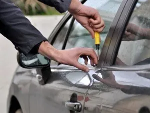 تفسير رؤية سرقة السيارة في المنام.