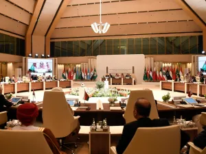 القمة العربية تنطلق غدا، وتفشل باتخاذ موقف ضد مجازر العدو الإسرائيلي