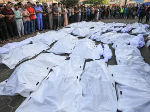 جثامين الشهداء تتتشر بالمئات في شوارع غزة