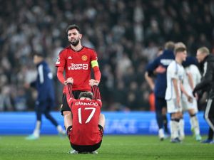 برونو فيرنانديش قائد مانشستر يونايتد يواسي أليخاندرو غارناتشو بعد نهاية مواجهة كوبنهاغن (Photo by Jonathan NACKSTRAND / AFP)