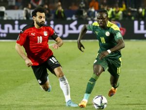 صورة أرشيفية لماني وصلاح خلال مواجهة منتخبي مصر والسنغال في مارس من عام 2022 (Photo by Khaled DESOUKI / AFP)