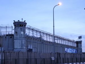 حماس تؤجل الإفراج عن أسرى إسرائيليين