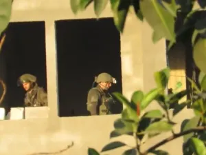 بالفيديو.. القسام تستهدف جنودا اسرائيليين تحصنوا في منزل شمالي غزة