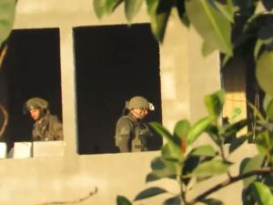 بالفيديو.. القسام تستهدف جنودا اسرائيليين تحصنوا في منزل شمالي غزة