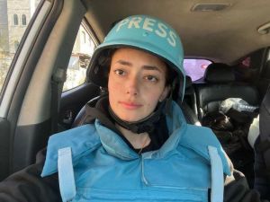 الصحفية بلستيا العقاد تغادر غزة