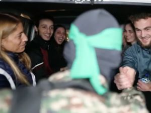 القسام تسلم الأسرى الإسرائيليين للصليب الأحمر 