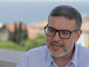 طبيب التجميل الفلسطيني – البريطاني غسان أبو ستة 