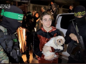 الأسيرة الإسرائيلية وكبلها