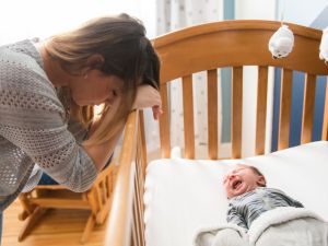 كيف تتصرف في حالة البكاء الشديد للأطفال؟