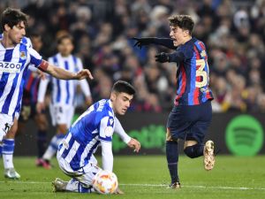 مواجهة صعبة بين برشلونة وسوسييداد (Photo by Pau BARRENA / AFP)
