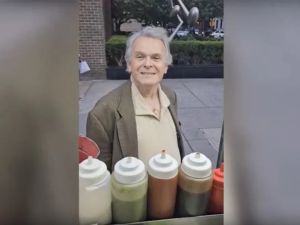 Stuart Seldowitz in a video showing him berating a street food vendor Islamophobic hateful comments. (Twitter)