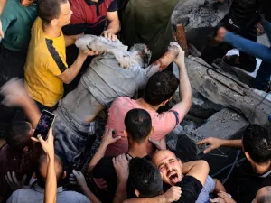 انتشال جثث من تحت أنقاض المباني المدمرة في قطاع غزة