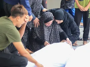 عشرات آلاف الشهداء والجرحى من المدنيين في قطاع غزة