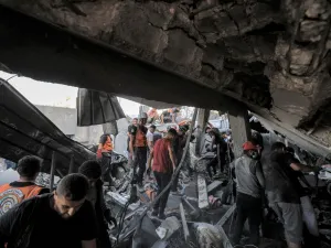 عشرون شهيدا على الاقل في قصف اسرائيلي لمدرسة تؤوي نازحين في غزة