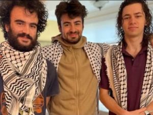 شن احد المتطرفين مساء السبت هجوم مسلح وعثرت الشرطة على 3 طلاب جامعيين
