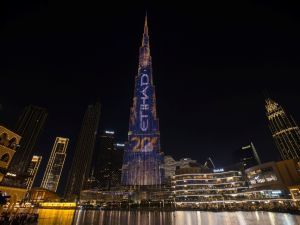 برج خليفة يتألق احتفالاً بالذكرى العشرين للاتحاد للطيران