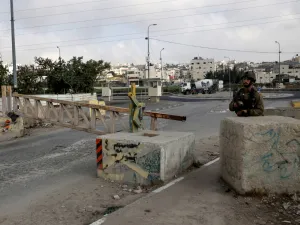 حاجز لجنود قوات الاحتلال في الضفة الغربية