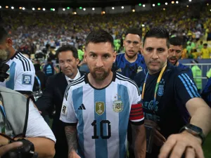 Argentina's forward Lionel Messi leaves the field due to incidents in the stands before the start of the 2026 FIFA World Cup South American qualification football match between Brazil and Argentina at Maracana Stadium in Rio de Janeiro, Brazil, on November 21, 2023. (Photo by CARL DE SOUZA / AFP)