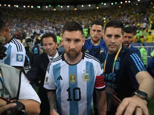ليونيل ميسي خلال المباراة (Photo by CARL DE SOUZA / AFP)