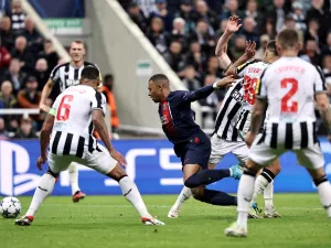 Paris Saint-Germain's French forward #07 Kylian Mbappe (C) fights for the ball with Newcastle United's English defender #06 Jamaal Lascelles (L) during the UEFA Champions League Group F football match between Newcastle United and Paris Saint-Germain at St James' Park in Newcastle-upon-Tyne, north east England on October 4, 2023. Newcastle won the match 4-1. (Photo by FRANCK FIFE / AFP)