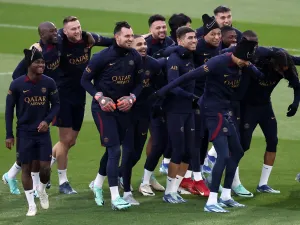 Paris Saint-Germain's players reacts during a training session at Poissy, west of Paris on November 23, 2023, on the eve of the L1 football match against Monaco. (Photo by FRANCK FIFE / AFP)
