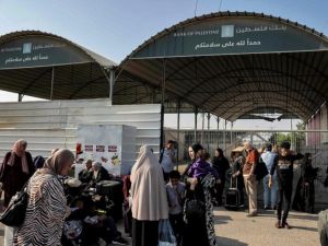 مسافرون ينتظرون الخروج من غزة عبر معبر رفح الحدودي مع مصر
