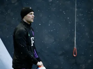 Bayern Munich's German goalkeeper #01 Manuel Neuer attends a training session during snowfall on November 28, 2023 in Munich, southern Germany, on the eve of the UEFA Champions League first round Group A match between FC Bayern Munich and FC Copenhagen. (Photo by LUKAS BARTH / AFP)