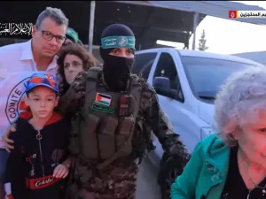 لحظة تسليم أسرى اسرائيليين من قبل عناصر من كتائب القسام
