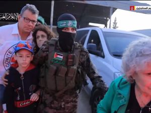 لحظة تسليم أسرى اسرائيليين من قبل عناصر من كتائب القسام