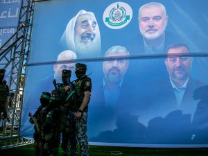 منظمة التحرير الفلسطينية طالما ناشدت حماس الانضمام تحت رايتها والالتزام معها والتنسيق المشترك