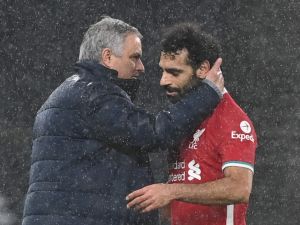 صلاح ومورينيو AFP / POOL / Shaun Botterill