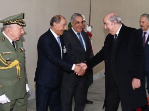 عبد المجيد تبون يصافح رئيس المحكمة الدستورية