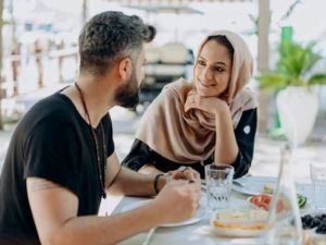 علامات حب الرجل للمرأة من حركاته