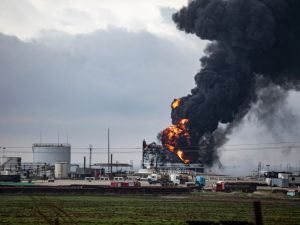 اندلاع النيران في محطة عودة جراء القصف التركي.