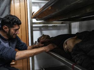 غزة فلسطيني يبكي اولاده