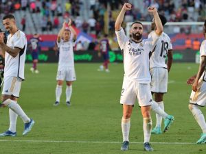 كارفاخال يبتعد عن ريال مدريد بداعي الإصابة (Photo by LLUIS GENE / AFP)