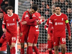 ليفربول يتطلع لاقتناص صدارة الدوري الإنجليزي (Photo by Oli SCARFF / AFP)