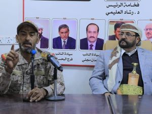 عضو المجلس الرئاسي سلطان العرادة، ورئيس هيئة الأركان اليمني يسعسان لاحتواء الأزمة