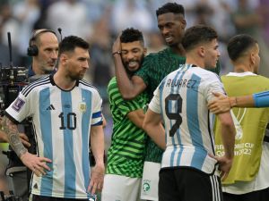 ميسي بعد الخسارة التاريخية أمام السعودية (Photo by JUAN MABROMATA / AFP)